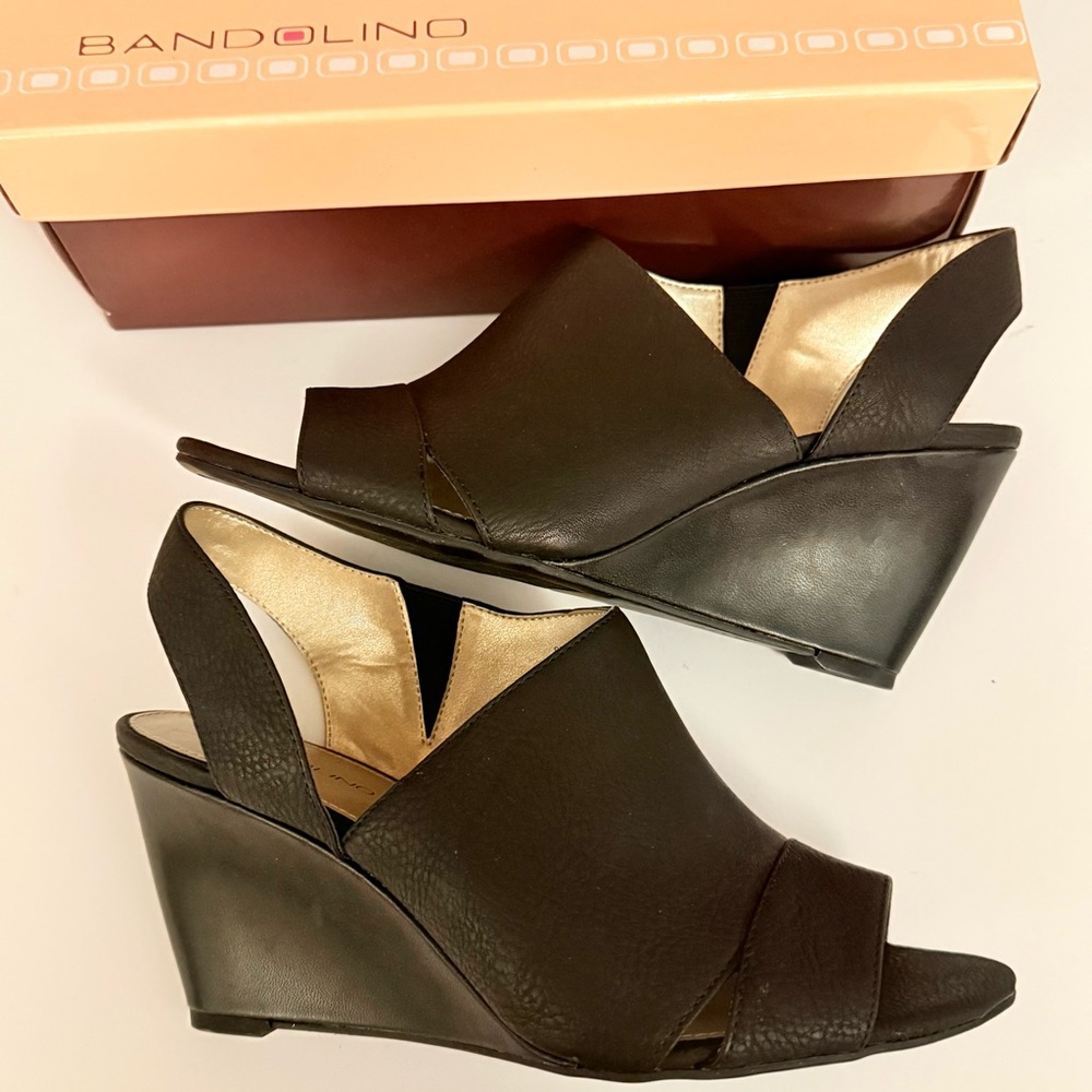 Bandolino Black Slingback Sandals with Wide Front Band in size 8.